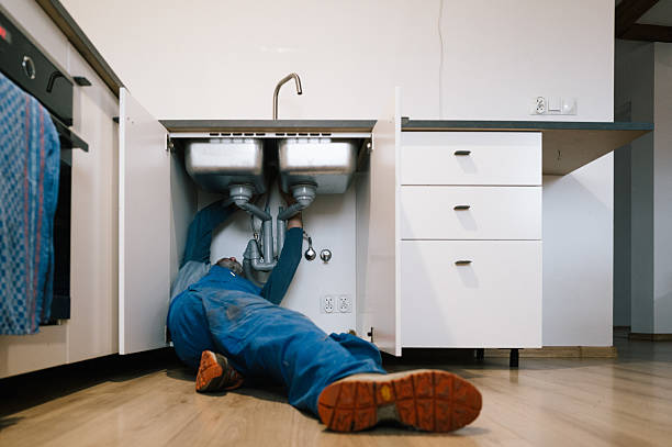 Professional Emergency Plumber technician working in Waterford, VA